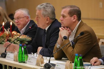 Wicemarszałek woj. lubuskiego Łukasz Porycki (na pierwszym planie) na posiedzeniu lubuskiej Wojewódzkiej Rady Dialogu Społecznego 
