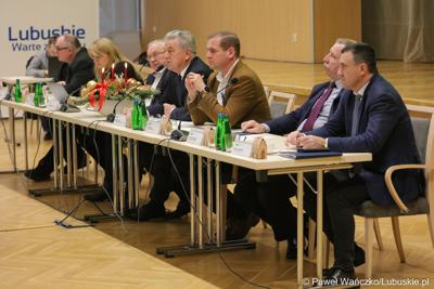 Uczestnicy posiedzenia lubuskiej Wojewódzkiej Rady Dialogu Społecznego w Sali Kolumnowej urzędu marszałkowskiego w Zielonej Górze