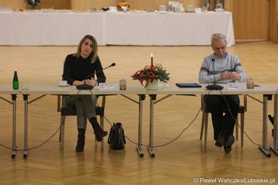 Uczestnicy posiedzenia lubuskiej Wojewódzkiej Rady Dialogu Społecznego w Sali Kolumnowej urzędu marszałkowskiego w Zielonej Górze