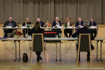 Uczestnicy posiedzenia lubuskiej Wojewódzkiej Rady Dialogu Społecznego w Sali Kolumnowej urzędu marszałkowskiego w Zielonej Górze