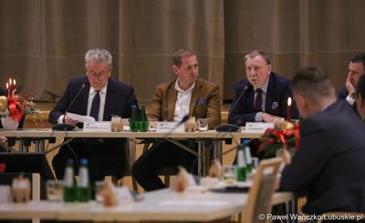 Uczestnicy posiedzenia lubuskiej Wojewódzkiej Rady Dialogu Społecznego w Sali Kolumnowej urzędu marszałkowskiego w Zielonej Górze