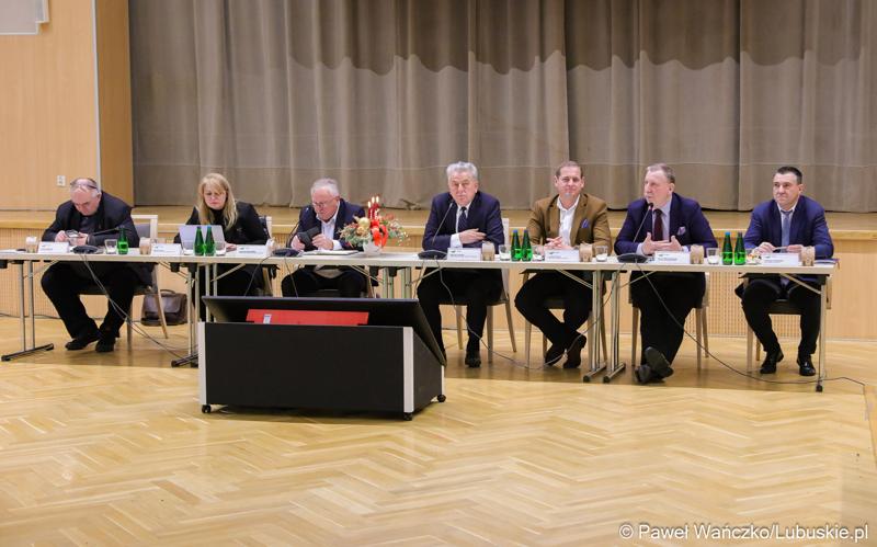 Uczestnicy posiedzenia lubuskiej Wojewódzkiej Rady Dialogu Społecznego w Sali Kolumnowej urzędu marszałkowskiego w Zielonej Górze