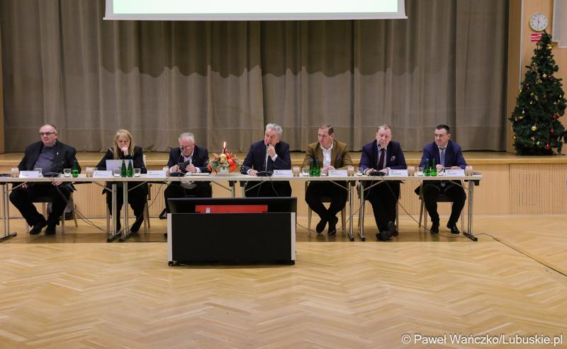 Uczestnicy posiedzenia lubuskiej Wojewódzkiej Rady Dialogu Społecznego w Sali Kolumnowej urzędu marszałkowskiego w Zielonej Górze