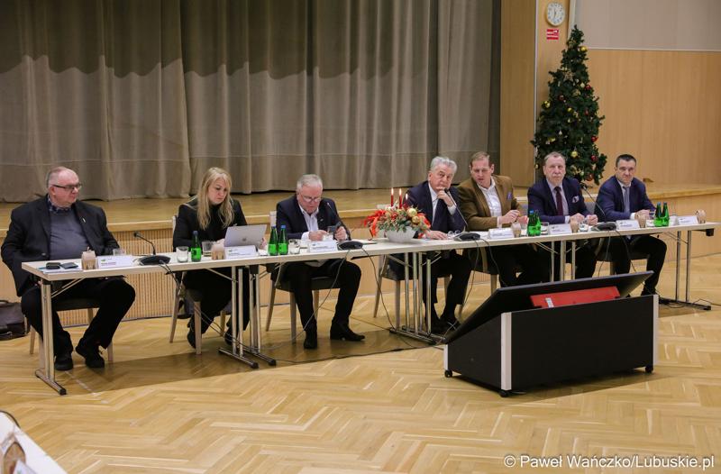 Uczestnicy posiedzenia lubuskiej Wojewódzkiej Rady Dialogu Społecznego w Sali Kolumnowej urzędu marszałkowskiego w Zielonej Górze