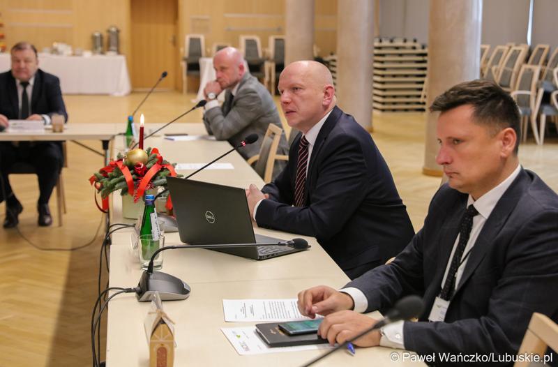 Uczestnicy posiedzenia lubuskiej Wojewódzkiej Rady Dialogu Społecznego w Sali Kolumnowej urzędu marszałkowskiego w Zielonej Górze