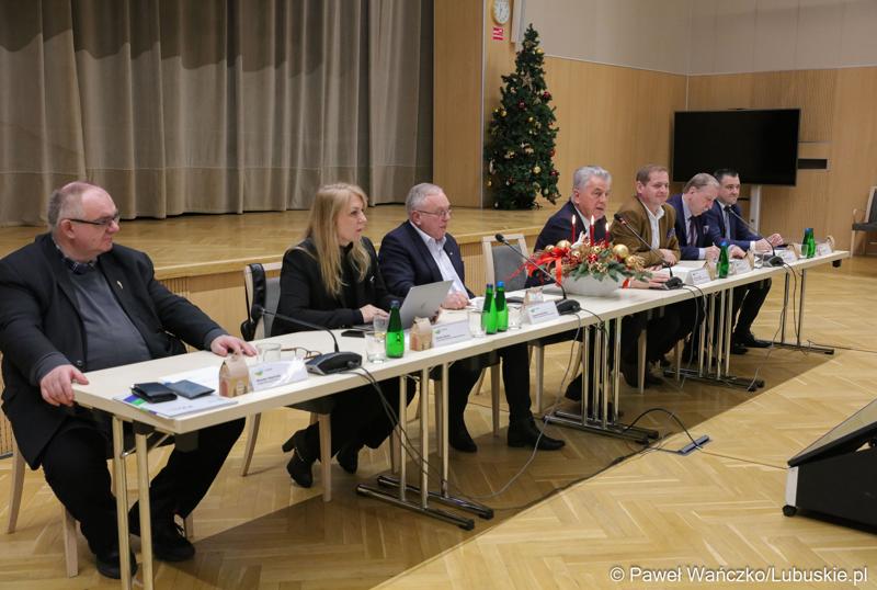 Uczestnicy posiedzenia lubuskiej Wojewódzkiej Rady Dialogu Społecznego w Sali Kolumnowej urzędu marszałkowskiego w Zielonej Górze