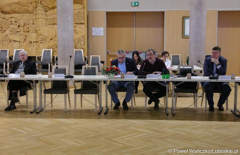 Uczestnicy posiedzenia lubuskiej Wojewódzkiej Rady Dialogu Społecznego w Sali Kolumnowej urzędu marszałkowskiego w Zielonej Górze