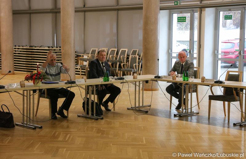 Uczestnicy posiedzenia lubuskiej Wojewódzkiej Rady Dialogu Społecznego w Sali Kolumnowej urzędu marszałkowskiego w Zielonej Górze