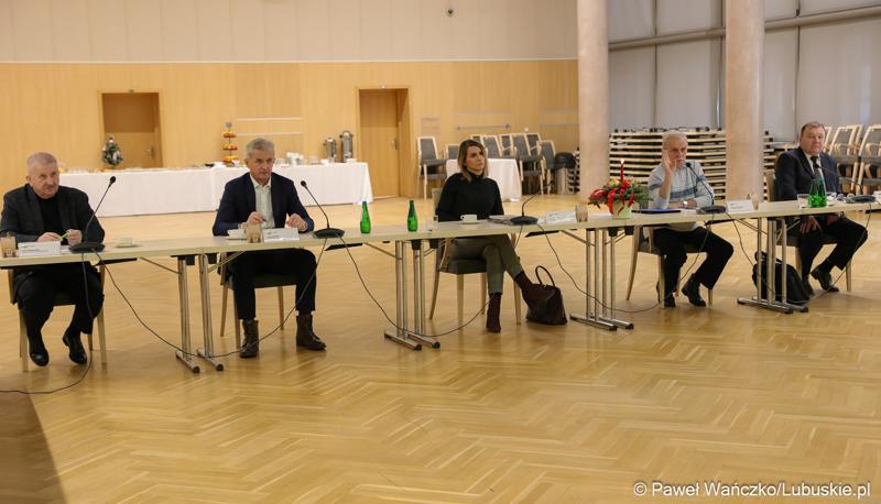 Uczestnicy posiedzenia lubuskiej Wojewódzkiej Rady Dialogu Społecznego w Sali Kolumnowej urzędu marszałkowskiego w Zielonej Górze