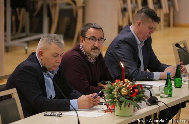 Uczestnicy posiedzenia lubuskiej Wojewódzkiej Rady Dialogu Społecznego w Sali Kolumnowej urzędu marszałkowskiego w Zielonej Górze