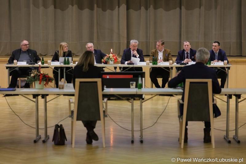 Uczestnicy posiedzenia lubuskiej Wojewódzkiej Rady Dialogu Społecznego w Sali Kolumnowej urzędu marszałkowskiego w Zielonej Górze