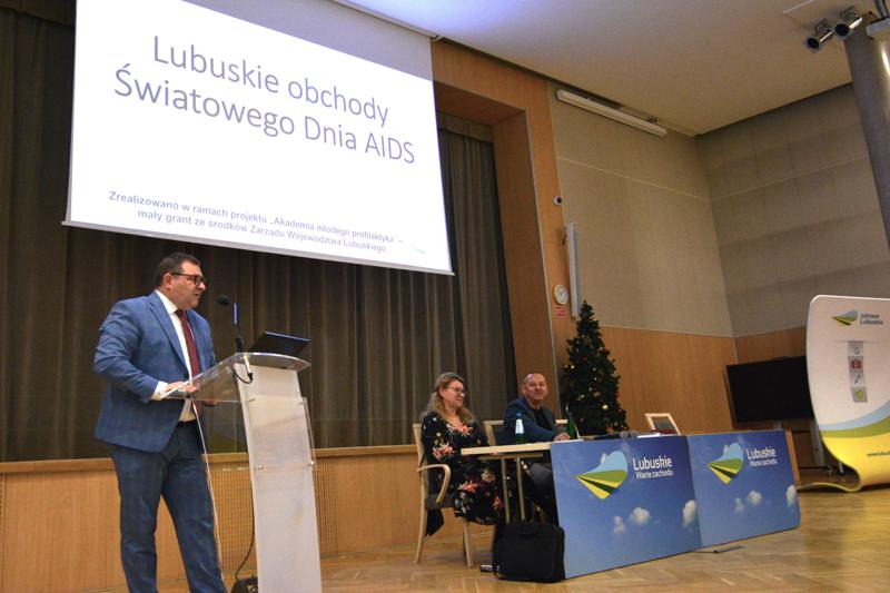 8 grudnia 2023 r. w Sali Kolumnowej w Urzędzie Marszałkowskim Województwa Lubuskiego odbyła się konferencja z okazji obchodów Światowego Dnia AIDS,  przypadającego 1 grudnia. W konferencji wziął udział członek Zarządu Województwa Lubuskiego Grzegorz Potęga.