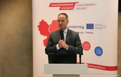 Radosław Brodzik podczas szkolenia z zasad horyzontalnych w programie Interreg