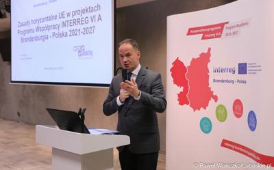 Radosław Brodzik podczas szkolenia z zasad horyzontalnych w programie Interreg