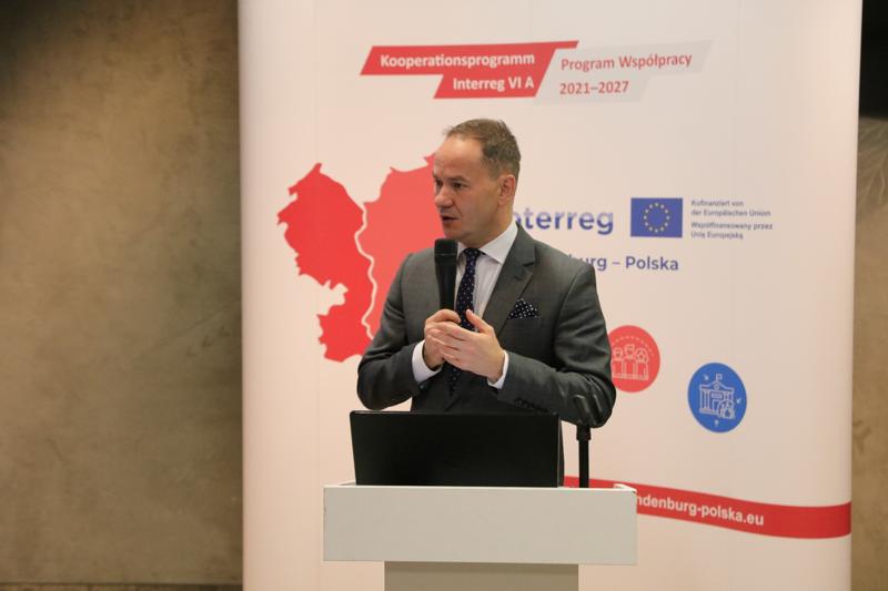 Radosław Brodzik podczas szkolenia z zasad horyzontalnych w programie Interreg