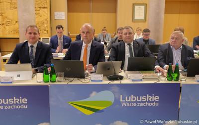 Członkowie zarządu województwa lubuskiego podczas LX zwyczajnej sesji Sejmiku Województwa Lubuskiego. Od lewej: wicemarszałek Łukasz Porycki, marszałek Marcin Jabłoński oraz członkowie zarządu Grzegorz Potęga i Tadeusz Jędrzejczak
