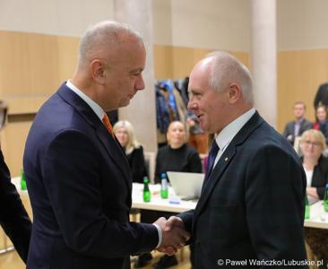 Zbigniew Kołodziej (z prawej) odbiera gratulacje po wyborze na stanowisko Wicemarszałka Województwa Lubuskiego 