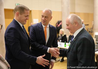 Zbigniew Kołodziej (z prawej) odbiera gratulacje po wyborze na stanowisko Wicemarszałka Województwa Lubuskiego 