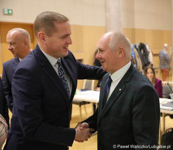 Zbigniew Kołodziej (z prawej) odbiera gratulacje po wyborze na stanowisko Wicemarszałka Województwa Lubuskiego 