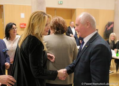 Zbigniew Kołodziej (z prawej) odbiera gratulacje po wyborze na stanowisko Wicemarszałka Województwa Lubuskiego 