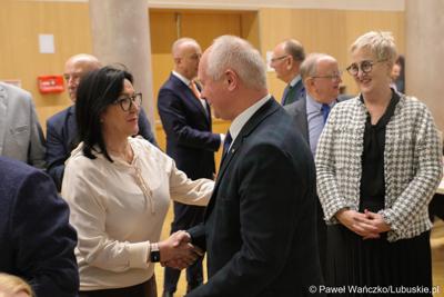 Zbigniew Kołodziej (z prawej) odbiera gratulacje po wyborze na stanowisko Wicemarszałka Województwa Lubuskiego 