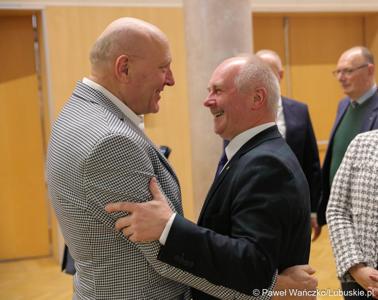 Zbigniew Kołodziej (z prawej) odbiera gratulacje po wyborze na stanowisko Wicemarszałka Województwa Lubuskiego 
