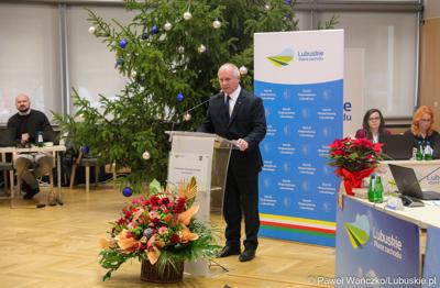 Wicemarszałek Województwa Lubuskiego Zbigniew Kołodziej przemawia do uczestnicków LX zwyczajnej sesja Sejmiku Województwa Lubuskiego