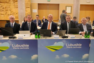 Członkowie zarządu województwa lubuskiego podczas LX zwyczajnej sesji Sejmiku Województwa Lubuskiego. Od lewej: wicemarszałkowie Zbigniew Kołodziej i Łukasz Porycki, marszałek Marcin Jabłoński oraz członkowie zarządu Grzegorz Potęga i Tadeusz Jędrzejczak