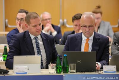 Od lewej: wicemarszałek woj. lubuskiego Łukasz Porycki i marszałek Marcin Jabłoński 