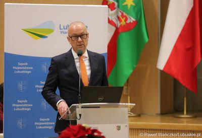 Marszałek Województwa Lubuskiego Marcin Jabłoński przemawia do uczestników LX zwyczajnej sesji woj. lubuskiego