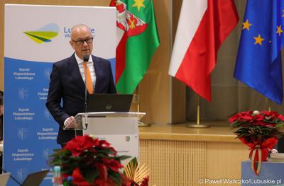 Marszałek woj. lubuskiego Marcin Jabłoński przemawia podczas LX zwyczajnej sesja Sejmiku Województwa Lubuskiego