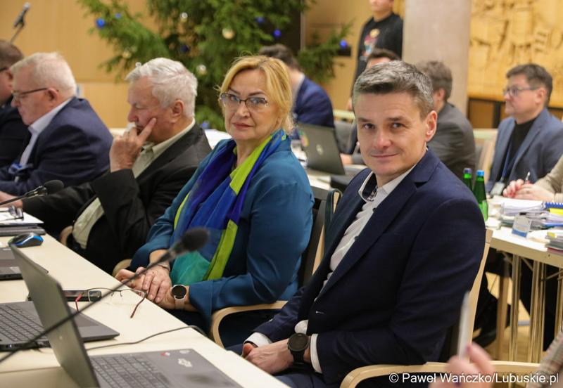 Radni podczas LX zwyczajnej sesji Sejmiku Województwa Lubuskiego. Na pierwszym planie Sebastian Ciemnoczołowski, za nim Alicja  Makarska