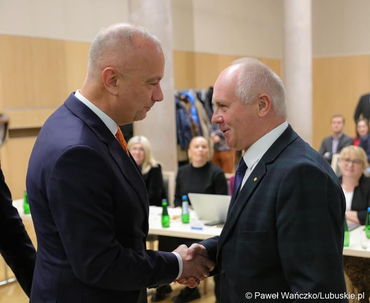 Zbigniew Kołodziej (z prawej) odbiera gratulacje po wyborze na stanowisko Wicemarszałka Województwa Lubuskiego