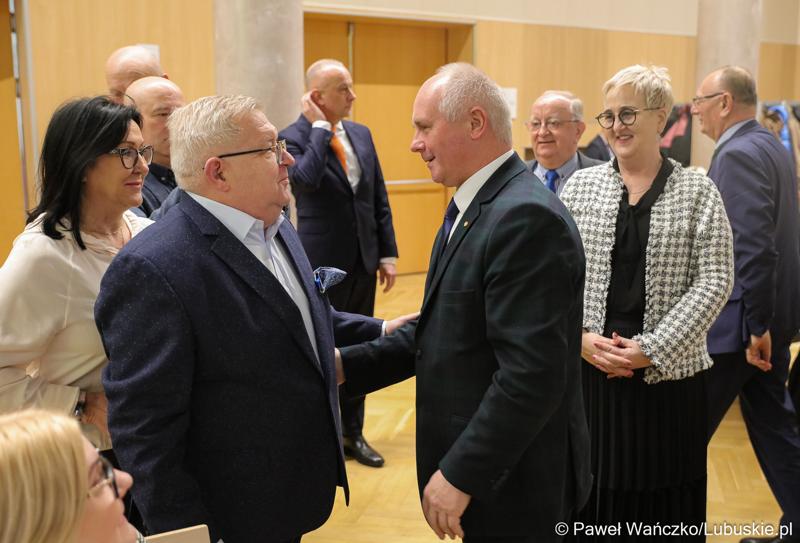 Zbigniew Kołodziej (z prawej) odbiera gratulacje po wyborze na stanowisko Wicemarszałka Województwa Lubuskiego