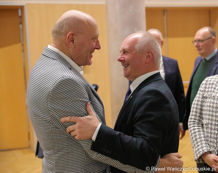 Zbigniew Kołodziej (z prawej) odbiera gratulacje po wyborze na stanowisko Wicemarszałka Województwa Lubuskiego