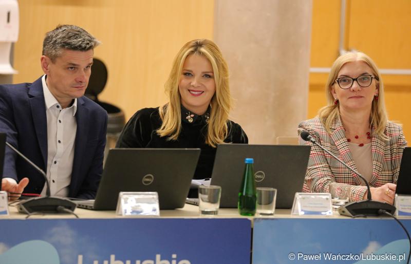 Radni podczas LX zwyczajnej sesji Sejmiku Województwa Lubuskiego. Od lewej: Sebastian Ciemnoczołowski, Anna Synowiec oraz Małgorzata Paluch-Słowińska