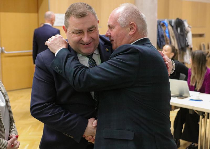 Zbigniew Kołodziej (z prawej) odbiera gratulacje po wyborze na stanowisko Wicemarszałka Województwa Lubuskiego