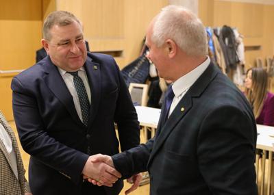 Zbigniew Kołodziej (z prawej) odbiera gratulacje po wyborze na stanowisko Wicemarszałka Województwa Lubuskiego 