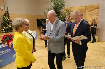 Grażyna Dobroczyńska oraz Krystyna Kumek podczas sesji Sejmiku Województwa Lubuskiego zostały wyróżnione "Odznakami Honorowymi za Zasługi dla Województwa Lubuskiego"
