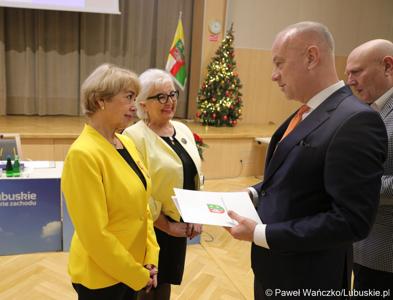 Grażyna Dobroczyńska oraz Krystyna Kumek podczas sesji Sejmiku Województwa Lubuskiego zostały wyróżnione "Odznakami Honorowymi za Zasługi dla Województwa Lubuskiego"
