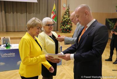 Grażyna Dobroczyńska oraz Krystyna Kumek podczas sesji Sejmiku Województwa Lubuskiego zostały wyróżnione "Odznakami Honorowymi za Zasługi dla Województwa Lubuskiego"
