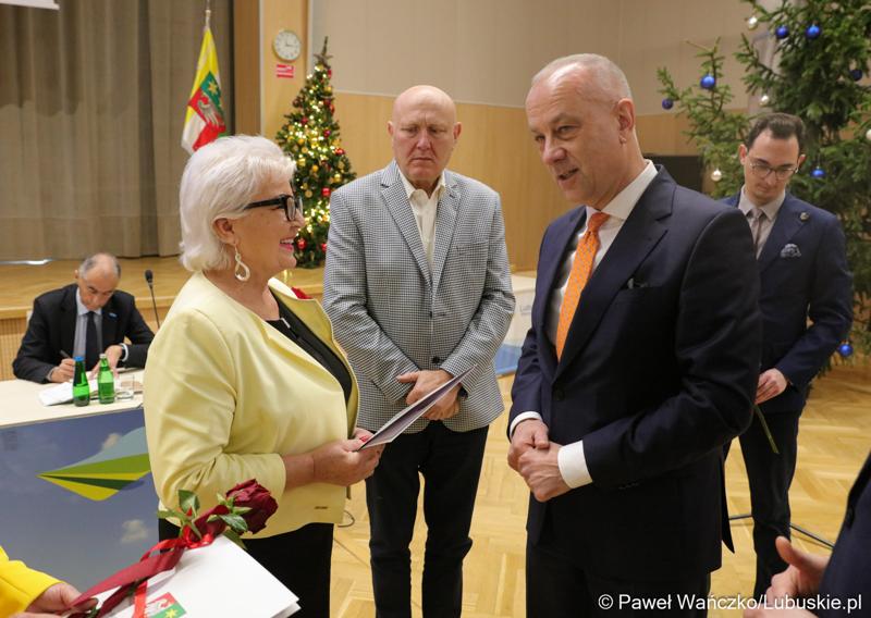 Grażyna Dobroczyńska oraz Krystyna Kumek podczas sesji Sejmiku Województwa Lubuskiego zostały wyróżnione "Odznakami Honorowymi za Zasługi dla Województwa Lubuskiego"