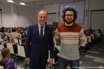 Pierwsza lekcja z cyklu „Kosmiczne Rewolucje” w Parku Technologii Kosmicznych w Nowym Kisielinie Zielonej Górze. Na zdjęciu Marszałek Województwa Lubuskiego Marcin Jabłoński oraz  Karol Wójcicki, dziennikarz naukowy, popularyzator astronomii i autor największego w Polsce astronomicznego fanpage’a  „Z głową w gwiazdach”.