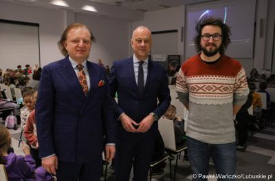 Od lewej: Zygmunt Rafał Trzaskowski, prezes Hertz New Technologies, Marszałek Województwa Lubuskiego Marcin Jabłoński oraz dziennikarz naukowy, popularyzator astronomii i autor największego w Polsce astronomicznego fanpage’a  „Z głową w gwiazdach” Karol Wójcicki
