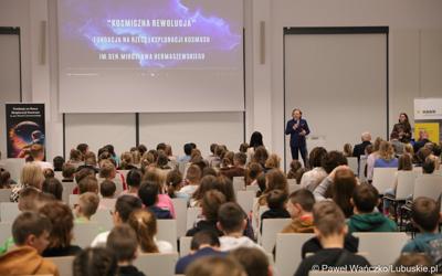 Uczestnicy pierwszej lekcji z cyklu „Kosmiczne Rewolucje” w Parku Technologii Kosmicznych w Nowym Kisielinie Zielonej Górze. 