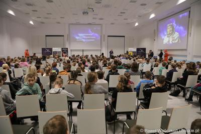 Uczestnicy pierwszej lekcji z cyklu „Kosmiczne Rewolucje” w Parku Technologii Kosmicznych w Nowym Kisielinie Zielonej Górze. 
