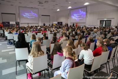 Uczestnicy pierwszej lekcji z cyklu „Kosmiczne Rewolucje” w Parku Technologii Kosmicznych w Nowym Kisielinie Zielonej Górze. 