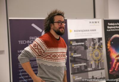 Karol Wójcicki, dziennikarz naukowy, popularyzator astronomii i autor największego w Polsce astronomicznego fanpage’a  „Z głową w gwiazdach”
