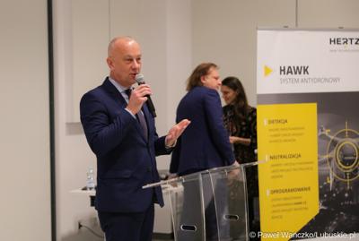 Marszałek Województwa Lubuskiego Marcin Jabłoński przemawia do uczestników pierwszej lekcji z cyklu „Kosmiczne Rewolucje” w Parku Technologii Kosmicznych w Nowym Kisielinie Zielonej Górze. 
