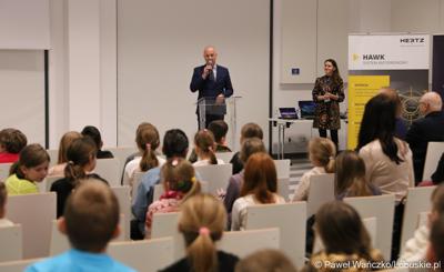 Marszałek Województwa Lubuskiego Marcin Jabłoński przemawia do uczestników pierwszej lekcji z cyklu „Kosmiczne Rewolucje” w Parku Technologii Kosmicznych w Nowym Kisielinie Zielonej Górze. 
